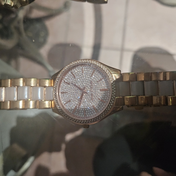 Elegant 1 Silver, 1 Rose Gold and 2 Gold Watches with Crystal Accents. - Picture 8 of 9